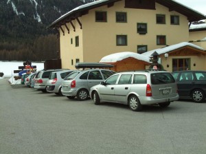 Minivans und Kombis vorm Familienhotel