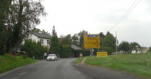 Hinter dem Tunnel. Bushaltestelle immer noch nicht zu sehen, obwohl ganz nah.  Zwischen dem weissen und dem schwarzen Auto!