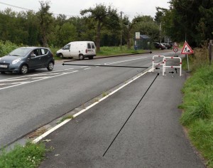 Weiter geht's. Nur schnell über die Landessstrasse, am Auto vorbei und schon kann man auf den Bus warten!